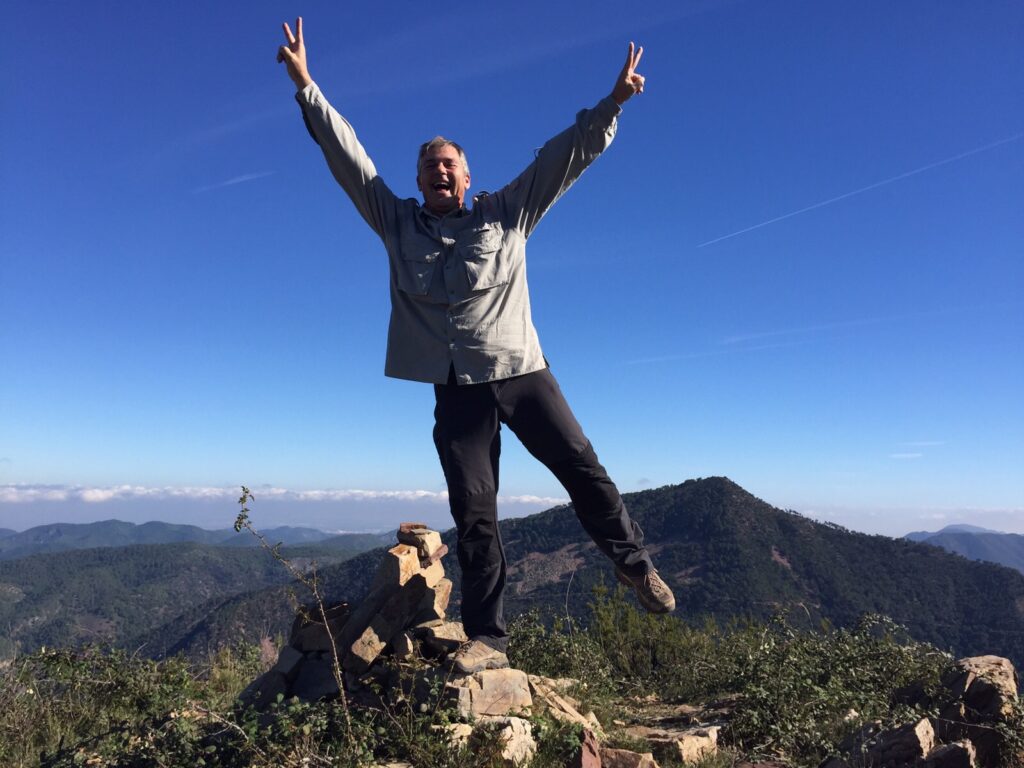 Roberto coronando la cima de una montaña